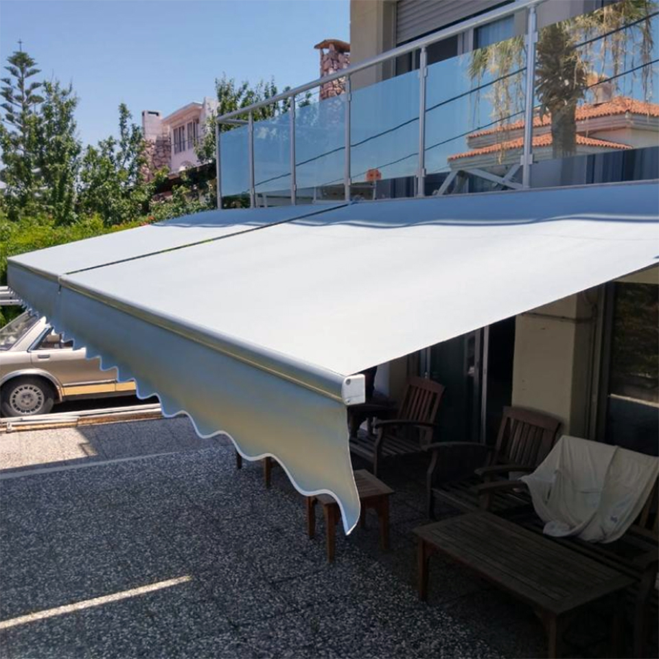 Retractable awning